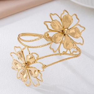 Brazalete dorado con flores de diseño calado y estilo vintage sofisticado para mujer