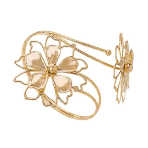 Brazalete dorado retro con diseño de flores huecas minimalistas sobre fondo blanco