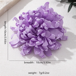 Detailansicht der 10cm lila Stoffblumenbrosche mit Größen- und Gewichtsangaben