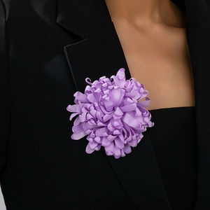 Handgefertigte 3D Gebrannte Kante Satin Blume Brosche Elegante Legierung Floral Pin Für Damen Bekleidung Zubehör Party Dekoration