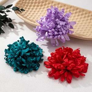 Elegante handgefertigte Stoffblumen-Brosche in Violett, Grün und Rot mit Satingewebe