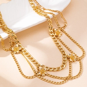 Chaîne de corps dorée multicouche avec pendentifs fleurs texturés et maillons gourmettes