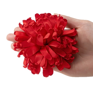 Eleganter großer roter Stoffblumen-Ansteckstrauß mit seidenem Glanz und Lagenoptik