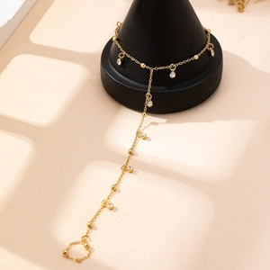 Bracelet de main doré élégant avec breloques en zircon et bague pour vacances à la plage