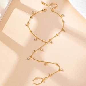 Détail du bracelet bague doré avec breloques en cristal et fermoir mousqueton ajustable