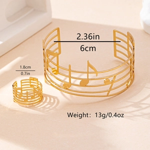 Dettaglio del set di gioielli a nota musicale dorata con dimensioni di bracciale e anello