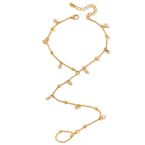 Chaîne de cheville dorée avec bague d'orteil et pendentifs en cristal brillant