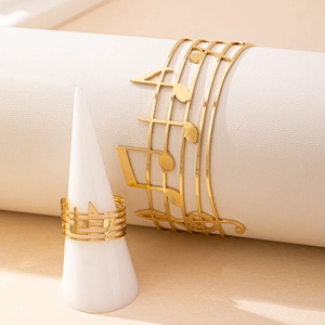 Set di gioielli dorati con note musicali inclusi bracciale rigido e anello regolabile