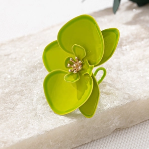 Detail eines grünen Blumenrings mit goldener Mitte auf Marmor und weißem Netzuntergrund