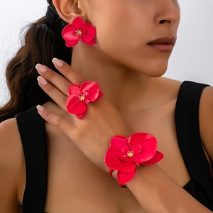 Detailansicht des magentafarbenen Orchideen-Schmucksets mit floralem Ring und Armband