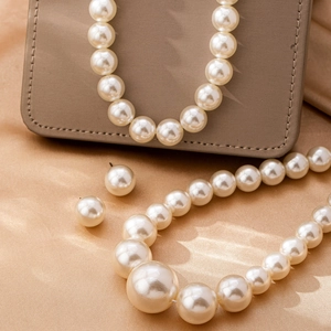 Set di gioielli con perle vintage francesi con collana sfumata e orecchini a lobo