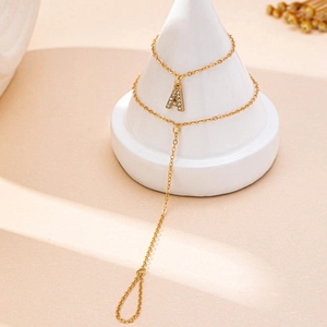 Bracelet bague doré avec pendentif lettre A au style minimaliste et élégant