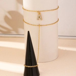 Élégant bracelet de doigt multicouche doré avec un pendentif lettre A serti de strass