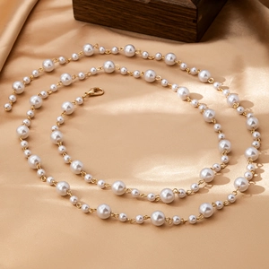 Chaîne de corps élégante en perles de tailles variées avec fermoir doré sur soie