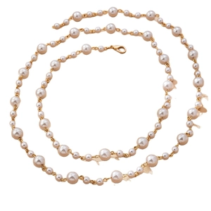 Chaîne de corps élégante en perles crème multicouche avec fermoir doré sur fond blanc