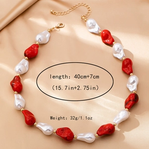 Dettaglio della collana di perle barocche con perle rosse, lunghezza 40+7cm e chiusura oro