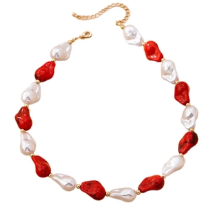 Collana di perle barocche irregolari rosse e bianche con chiusura a moschettone