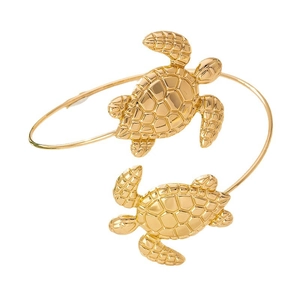 Bracciale rigido dorato lucido con tartarughe marine realistiche dal design stile oceano