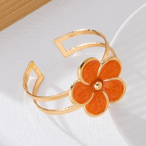 Bracelet jonc ouvert doré élégant avec fleur en émail orange et structure à double épaisseur