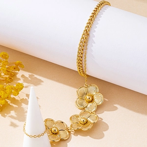 Bracelet de cheville doré avec trois fleurs et chaînes superposées pour style de plage