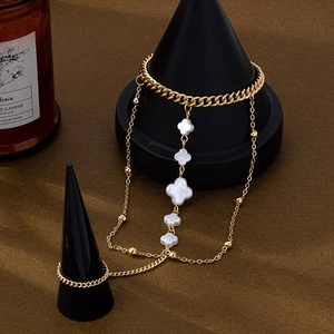 Goldenes Sklavenarmband mit weißen Kleeblatt-Anhängern für den Strandurlaub-Stil