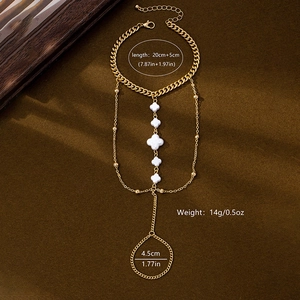 Goldene Gliederkette mit fünf weißen Kleeblatt-Anhängern und integriertem Fingerring