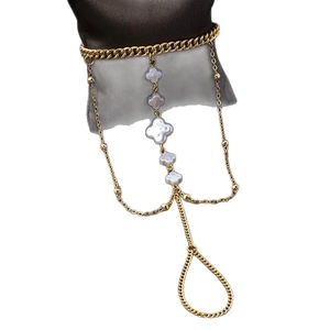 Bohemian Gold Ring-Armband Handkette mit weißen Perlmutt Kleeblatt-Anhängern