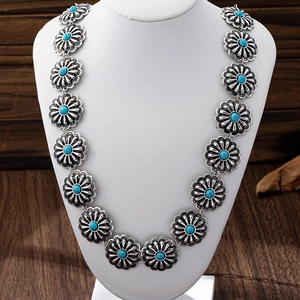 Dettaglio catena fiore sole bohémien in argento con pietre turchesi e finitura vintage
