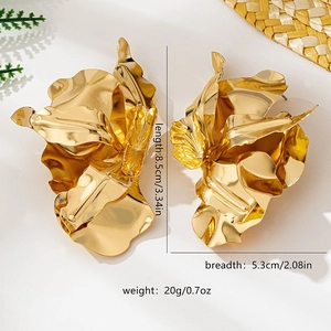 Übergroße goldene Blumenohrringe mit geometrischer Faltenstruktur und glänzendem Finish