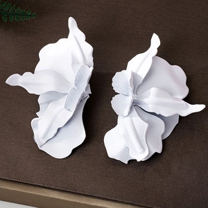 Auffällige weiße Blumenohrringe mit matter Oberfläche und 3D-Struktur-Blütenblättern