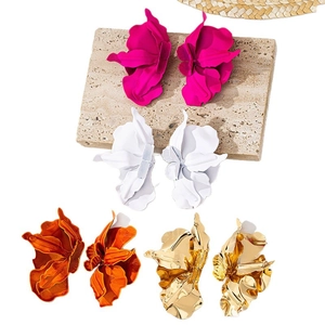 Übergroße Blumenohrringe in Magenta, Weiß, Orange und Gold mit sommerlicher Optik