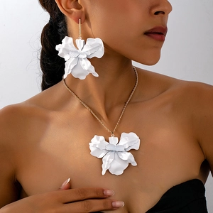 Exaggerated white 3D flower necklace and earrings set with gold chain on model