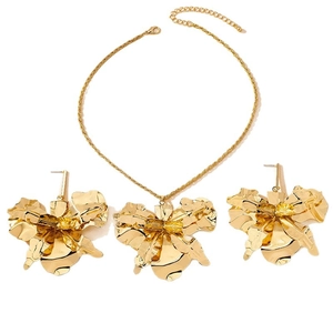Irregular golden flower necklace and earrings set with high-shine metallic finish