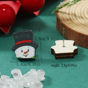 Detalle de pendientes de madera de muñeco de nieve con dimensiones de 1,6 cm de altura
