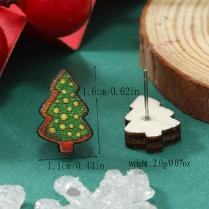 Vista macro de pendientes de madera con forma de árbol de Navidad y detalles de talla