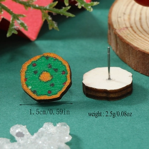 Detalle de pendientes de madera navideños de 1,5 cm con patrón verde y pernos de metal