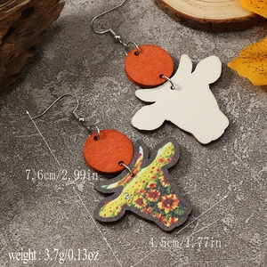 Detailed dimensions of wooden cow head earrings featuring vibrant sunflower patterns