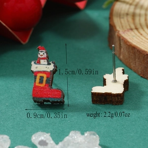 Detalle de pendientes navideños de madera con pingüino en calcetín y medidas