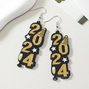 Boucles d'oreilles 2024 en acrylique avec chiffres pailletés et motif chapeau