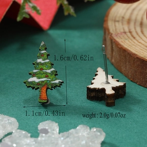 Primer plano de pendientes de árbol de Navidad en madera con medidas y peso detallados