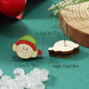 Detalle de pendientes de madera de elfo navideño con medidas y pernos de metal