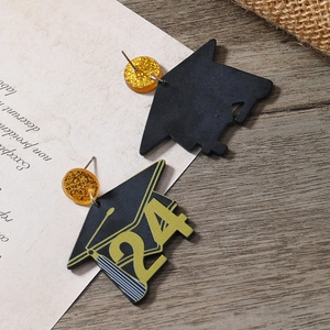 Boucles d'oreilles chapeau de diplômé 2024 en acrylique noir avec paillettes dorées