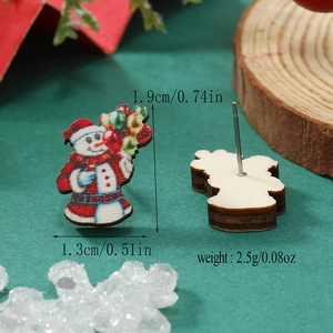 Detalle de pendientes de madera con diseño de muñeco de nieve y medidas precisas