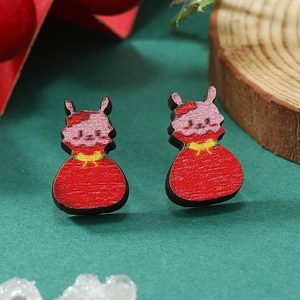 Pendientes navideños de madera hechos a mano con gato festivo y traje rojo de vacaciones