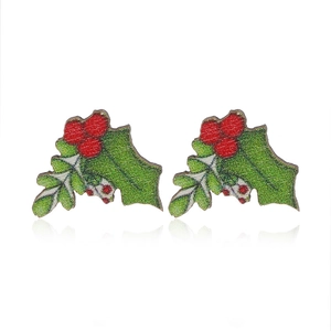 Pendientes navideños de madera con acebo y bayas rojas sobre fondo blanco con reflejo