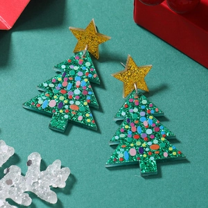 Détail de boucles d'oreilles sapin de Noël avec paillettes vertes et étoile jaune