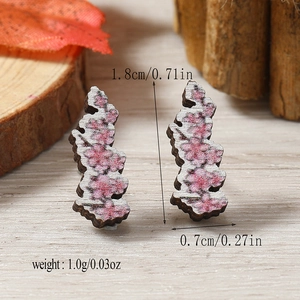 Detalle de pendientes ligeros de madera de cerezo con medidas de 1,8 cm por 0,7 cm