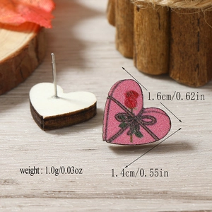 Vista macro de los pendientes de madera de corazón con patrón de rosas y dimensiones