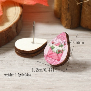 Detalle de pendientes de madera con forma de gota, estampado floral y medidas de tamaño