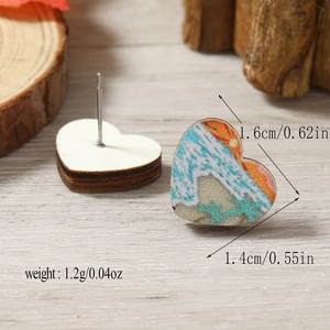 Detalle de pendientes de madera corazón con medidas 1,6 cm y peso 1,2 g y arte de puesta